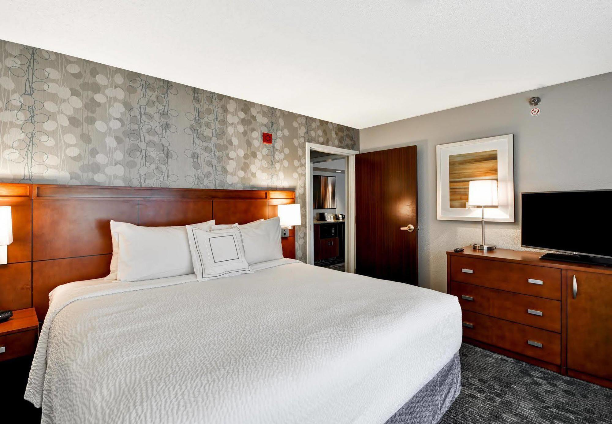 Courtyard By Marriott Jacksonville Airport/ Northeast Екстериор снимка